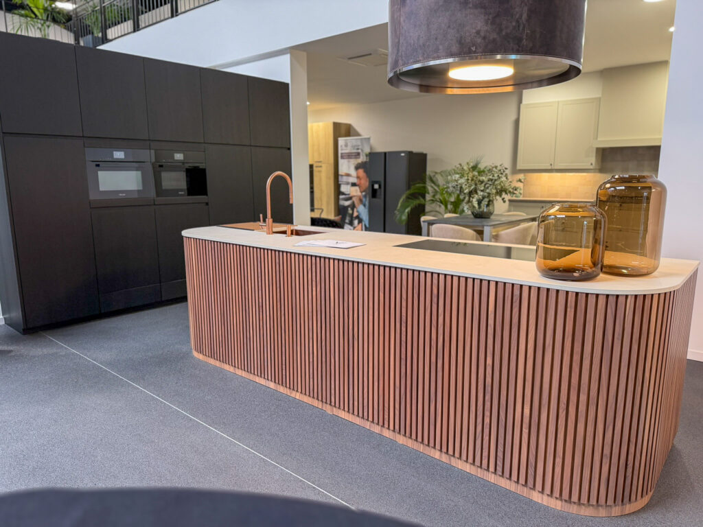 Keuken met Latte en Rondingen. Dekton en donkere houtnerf. Miele